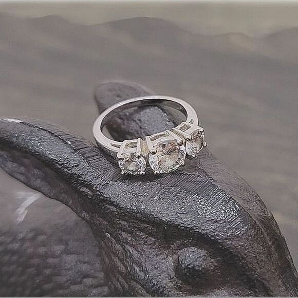 Vtg Avon three-stone clear rhinestone silver tone ring - Picture 2 of 9